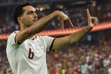 Cuando brilla, gana, y cuando no, también: un gol de Mikel Merino en el 91 despide a Cristiano y manda a España a los cuartos