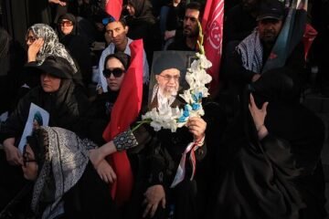 El líder supremo iraní exhorta en un mensaje escrito a vengar la muerte de su padre, Ali Jamenei, «una exigencia de la nación»