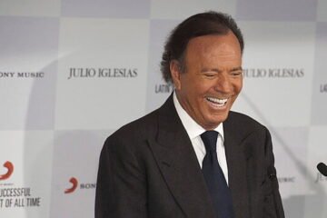 Julio Iglesias demanda a Yolanda Díaz por intromisión al honor y le reclama 50.000 euros