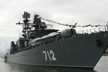 Un buque de guerra ruso realiza maniobras con fuego real en el Canal de la Mancha