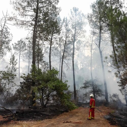 Los bomberos logran «estabilizar» el megaincendio de Gironda