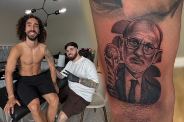 Cucurella cumple su promesa y se tatúa la cara de Luis de la Fuente tras ganar el Mundial