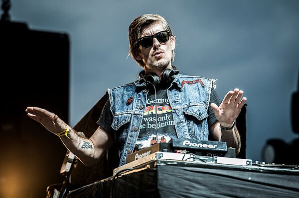 Macron y toda Francia rinden tributo a DJ Kavinsky, hallado muerto en su casa a los 50 años: «Será una fuente de orgullo para siempre»