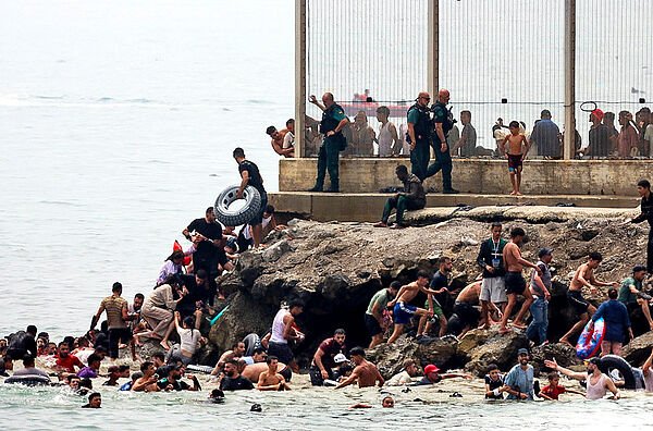España sufre la mayor crisis en sus fronteras ante la «permisividad del Marruecos» y la parálisis del Gobierno durante ocho horas