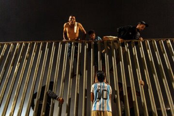 Unas 50.000 personas cruzan  la frontera con Ceuta ante la mirada del Ejército y la Guardia Civil y el Gobierno asegura que «la práctica totalidad» ya ha regresado a Marruecos