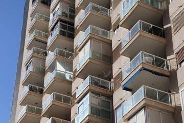 La Ley de Propiedad Horizontal lo confirma: puedes denunciar a un vecino por sacudir el mantel por la ventana si te afecta
