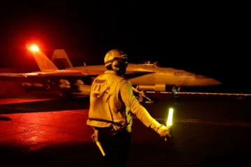 Undécima noche de ataques de EEUU contra Irán centrada en hangares y depósitos de drones