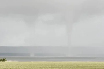 Graba un tornado doble simultáneo atravesando unos lagos y campos en Suecia