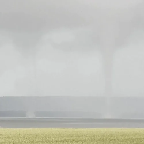 Graba un tornado doble simultáneo atravesando unos lagos y campos en Suecia