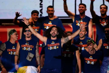 El show de Cucurella dándolo todo en la celebración en Cibeles por el Mundial