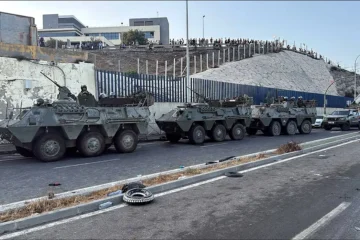 Vehículos blindados de la legión recorren Ceuta tras la avalancha de migrantes