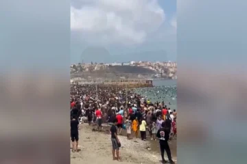 Así se ha visto la avalancha de migrantes dirigiéndose a Ceuta desde la playa de Castillejos (Marruecos)