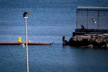 Entrada de inmigrantes a Ceuta desde Marruecos, en directo | La barrera de contención de Ceuta sufre sus primeros daños dos días después de instalarse