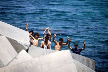 Entrada de inmigrantes a Ceuta desde Marruecos, en directo | El Gobierno anuncia una partida de 25 millones para atender a los menores inmigrantes llegados a Ceuta