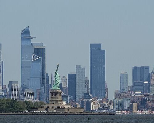 Una mujer y su bebé mueren tras volcar una lancha en el puerto de Nueva York, cerca de la Estatua de la Libertad