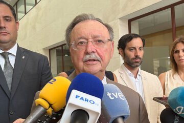 El presidente de Ceuta pide habilitar un «espacio» donde «permanezcan confinados» los hasta 11.000 migrantes que pueden seguir en la ciudad