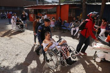 Las autoridades de Colombia elevan a 111 los muertos por el terremoto de magnitud 7,4 que ha derribado además numerosos edificios