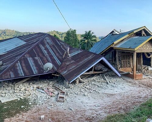 Al menos 20 muertos y evacuaciones masivas tras el terremoto de magnitud 7,7 en Indonesia