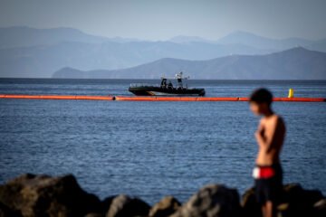 Una doble barrera física y jurídica en el mar de Ceuta: disuade y permite devolver en caliente