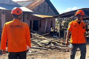 Suben a 51 los muertos tras terremoto de magnitud de 7,7 en Indonesia