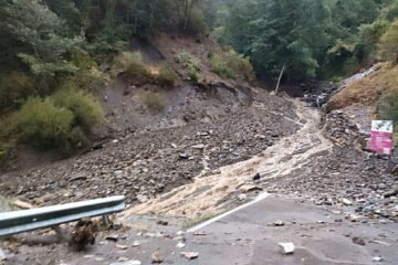 Las riadas mantienen cortados los accesos a tres pueblos de la comarca del Bierzo (León)