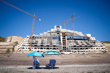 Cómo echar abajo 42.000 metros cuadrados de hormigón del Algarrobico tras 20 años de paralización de la obra