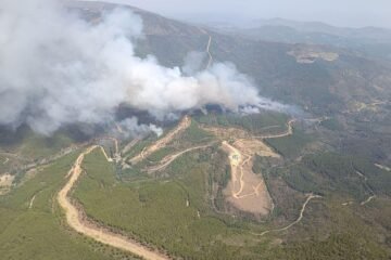 Un incendio en la comarca de Las Hurdes (Cáceres) obliga a la evacuación de los vecinos de una arquería