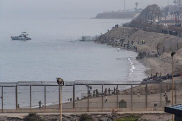 El Gobierno trabaja en desplazar a 500 menores migrantes a la Península sin trasladar la tutela a las autonomías, una fórmula que esquiva el rechazo del PP