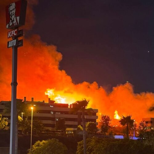 Los bomberos trabajan para intentar sofocar un aparatoso incendio en Algeciras
