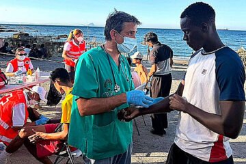 Sólo dos médicos voluntarios para 10.000 migrantes en Ceuta: «Estamos cerca de una verdadera crisis de salud pública»