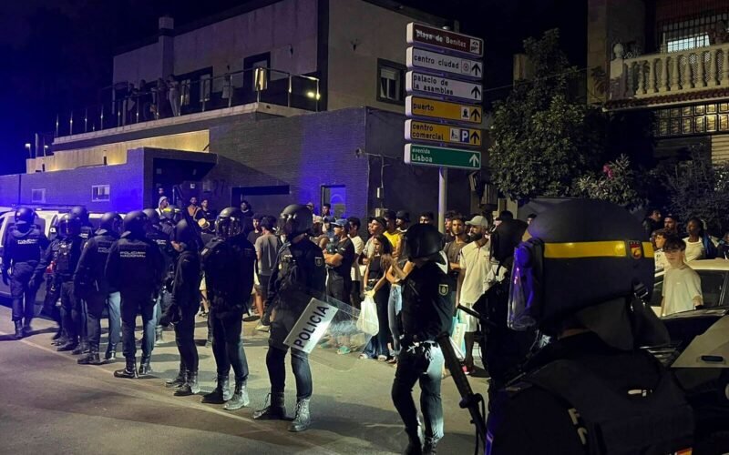 Clamor ceutí contra su «abandono» en una marcha que acaba con disparos disuasorios de la Policía: «Si no se quieren ir los echaremos»