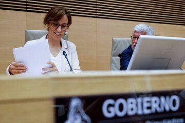 Mónica García defiende su gestión en Ceuta y anuncia que se comenzará a vacunar la próxima semana: «El sistema no colapsó gracias al compromiso de los sanitarios»