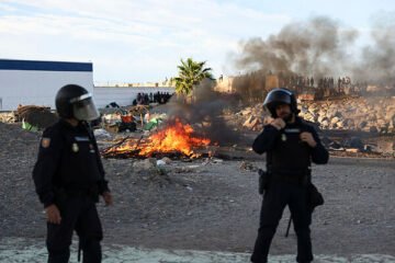 Manifestantes ceutíes prenden fuego a chabolas de los inmigrantes en la playa del Trampolín y la policía se interpone para evitar más incidentes