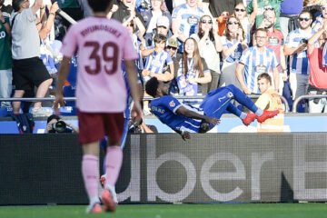 El Deportivo se da un banquete en su primera victoria a costa de un descompuesto Valencia