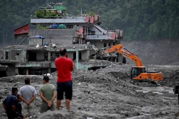 Nepal eleva a 903 los muertos y a 4.247 los desaparecidos de la violenta riada