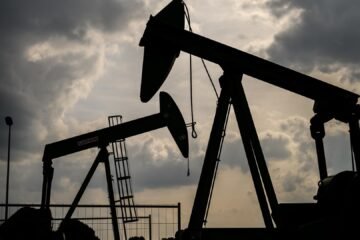 La persistencia de la crisis de Ormuz por la falta de acuerdo entre Irán y EE UU lastrará aún más la oferta y demanda de petróleo en 2026