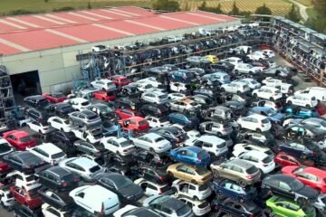 La UE aplica desde este jueves la norma que obliga a que los coches nuevos tengan un 25% de plástico reciclado en 10 años y veta la exportación de «coches basura»