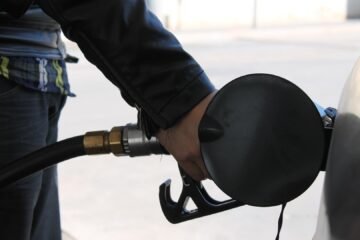 España apuesta por EE UU para llenar sus reservas de petróleo en junio mientras la guerra hunde un 62% las importaciones de Oriente Medio