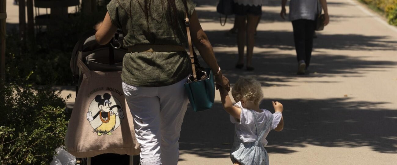Invertir desde la cuna: la preocupación por el futuro lleva a los padres jóvenes a crear el patrimonio de sus hijos desde que nacen