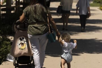 Invertir desde la cuna: la preocupación por el futuro lleva a los padres jóvenes a crear el patrimonio de sus hijos desde que nacen