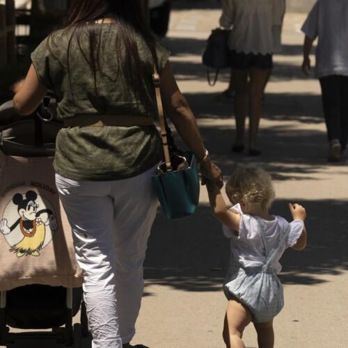 Invertir desde la cuna: la preocupación por el futuro lleva a los padres jóvenes a crear el patrimonio de sus hijos desde que nacen