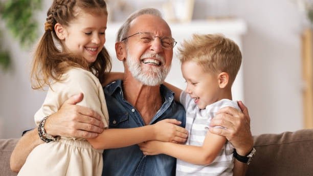 ¿Sabías que puedes tener un permiso retribuido si vas a convertirte en tío o abuelo? Un abogado explica los detalles