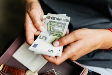 La recomendación que se extiende por varios países de Europa ante posibles crisis: guardar hasta 100 euros en efectivo en casa