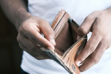 Estar en ASNEF no significa quedarte sin opciones en agosto: los créditos que sí dan el visto bueno
