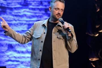 El cómico Nate Bargatze logra lo nunca visto en el stand-up y entra en el Libro Guinness