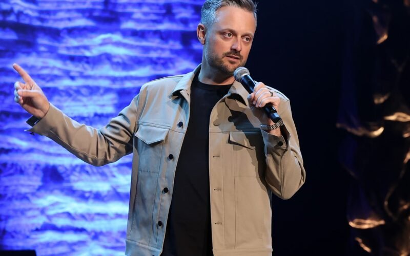 El cómico Nate Bargatze logra lo nunca visto en el stand-up y entra en el Libro Guinness