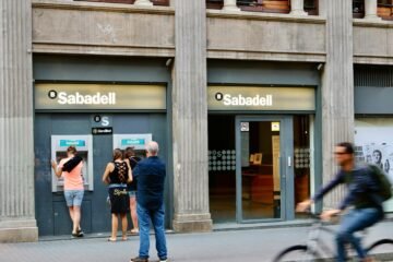 Tu sucursal echa el cierre por vacaciones y tú necesitas seguir operando: las cuentas que no piden ir a ninguna oficina