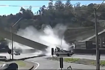 Dos muertos tras derribar un puente un camión con exceso de altura