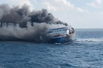 Al menos cinco muertos y más de 40 desaparecidos en el incendio de un ferry en Indonesia