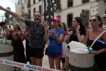 Abucheos a la ministra Elma Saiz a su llegada a Ceuta